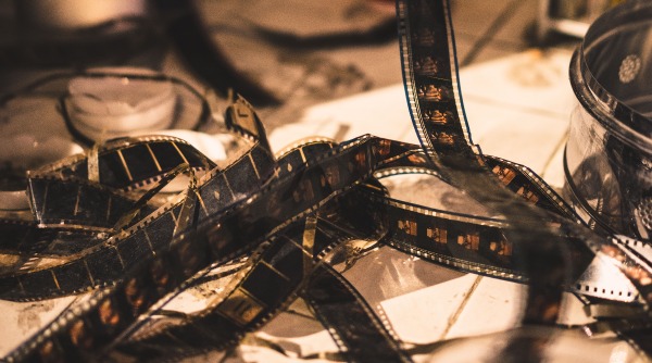 Filmrulle liggende på bord